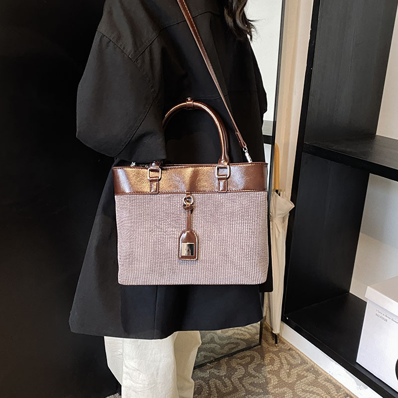 A niche design with a retro and high-end feel, Instagram-trendy hand-held tote bag for women, a new 2024 fashionable and casual crossbody bag Application Scenario