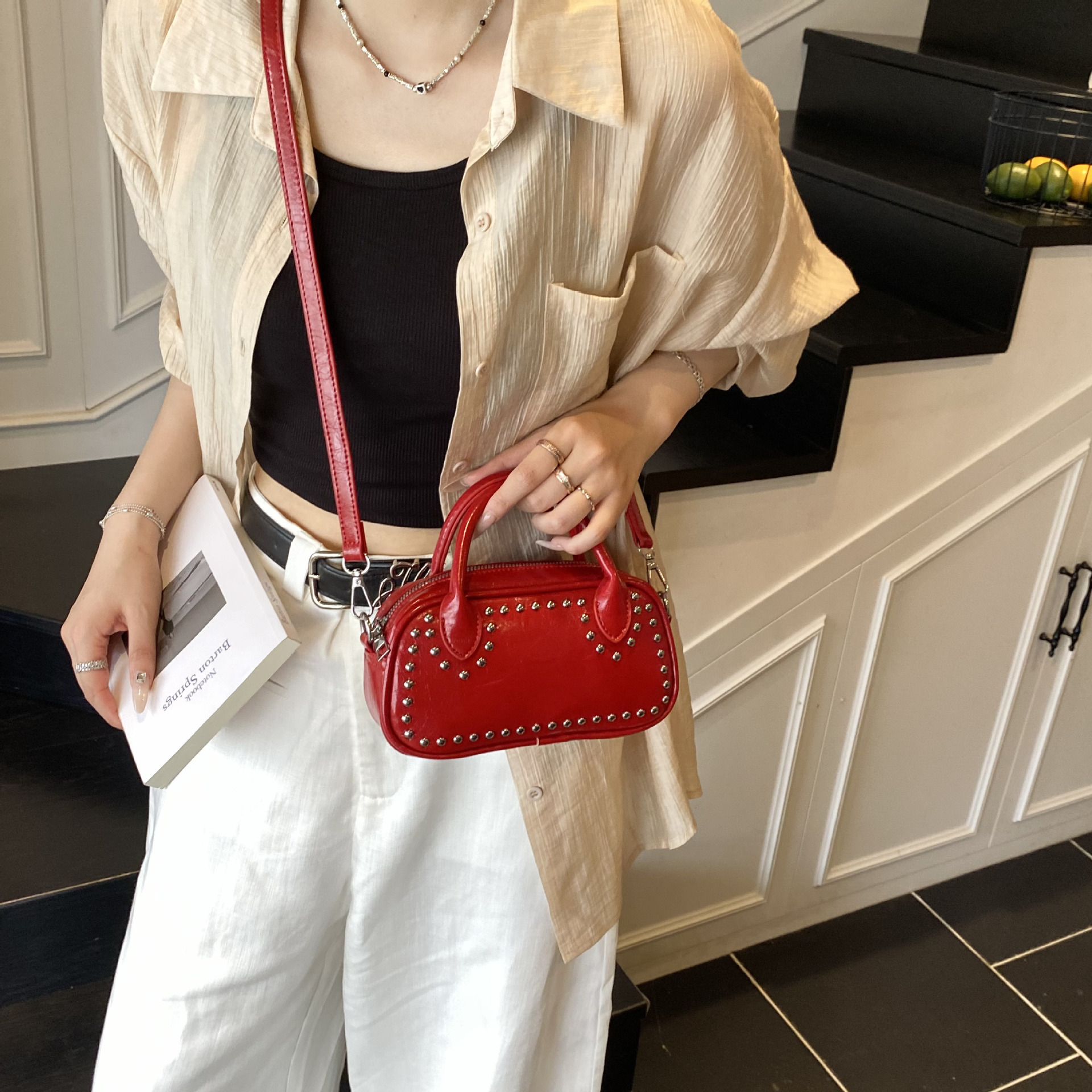 Cross-border high-end textured rivet small bag for women 2025 new style casual and versatile crossbody bag, fashionable hand-held small square bag Application Scenario