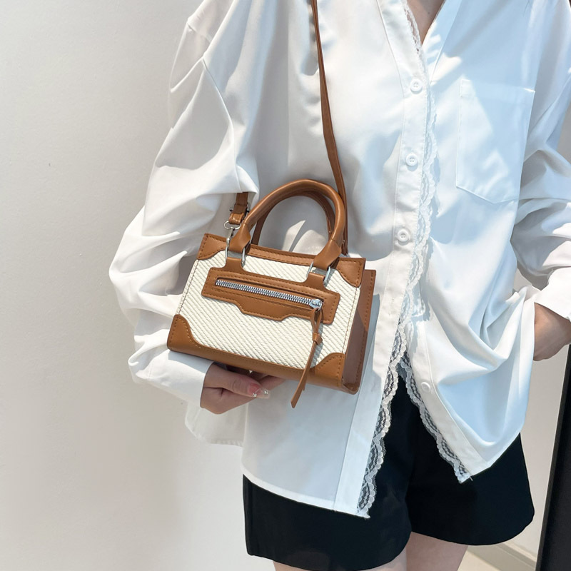 The new Spring/Summer 2025 collection of color-blocking and patchwork handbags by Bag Girl is fashionable and trendy, with a small square bag and a casual and simple crossbody bag details Picture