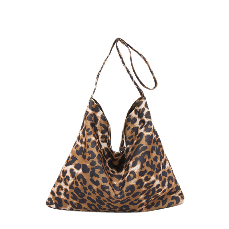 A new simple canvas bag for women in Korean style with a large capacity and a leopard print design. It is a single-shoulder crossbody bag Item Picture