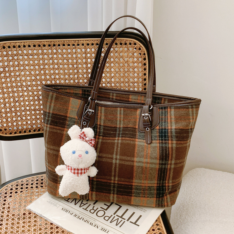 Tweed checkered large-capacity women's 2024 new single-shoulder bag, retro Korean style commuting high-end texture tote bag details Picture