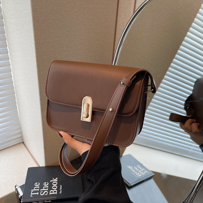Hong Kong-style retro small bags, new women's bags for the autumn of 2024, high-end quality single-shoulder bags, commuting crossbody bags, trendy full figure