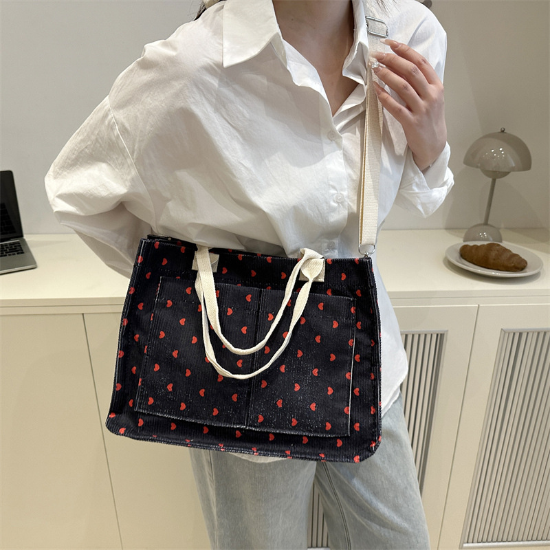 Korean version niche large-capacity fashionable strawberry tote bag 2025 Summer new style cute student class single-shoulder bag for girls details Picture