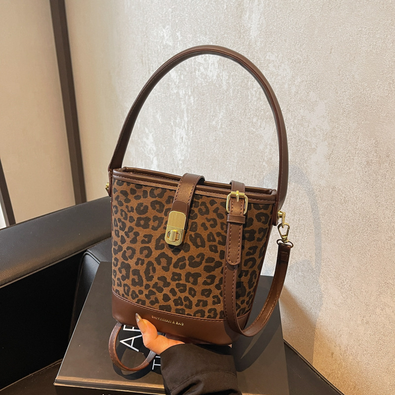 High-end and niche women's 2024 new fashion leopard print crossbody bag, Korean-style versatile casual hand-held bucket bag details Picture