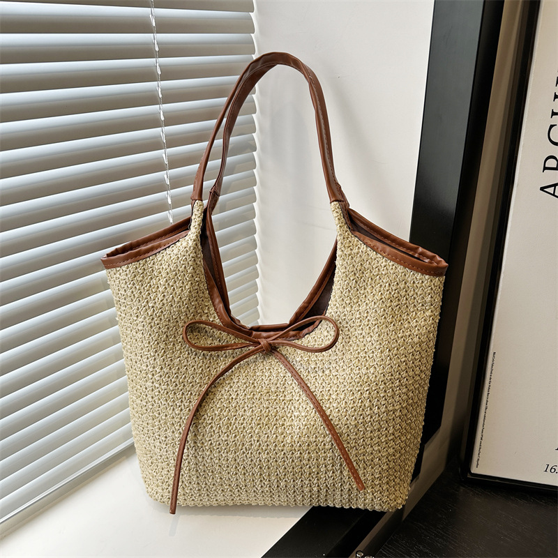 A new style of sweet single-shoulder bag made of straw for women in 2025, a casual tote bag for going out to work full figure