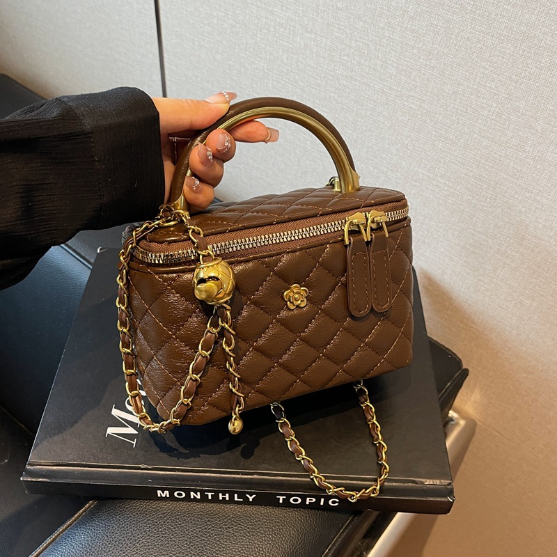 This vintage and fashionable box bag is a new 2025 style chanel-style diamond-shaped small square bag with a high-end feel. It's a casual single-shoulder women's bag details Picture
