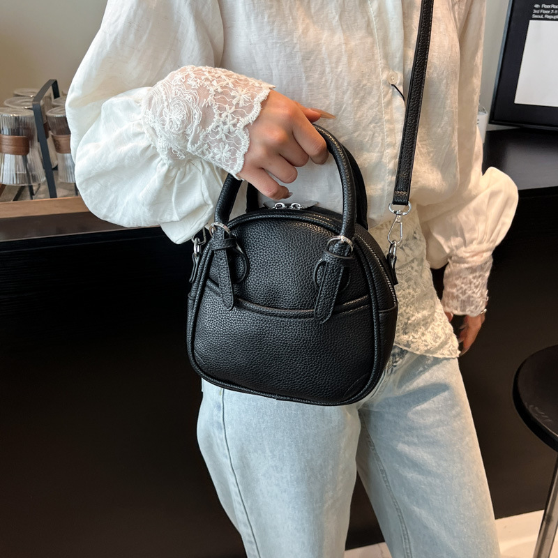 The 2025 new stylish and versatile lychee pattern handbag exudes a sense of sophistication for women. It features a niche design and is a versatile single-shoulder crossbody bag Application Scenario