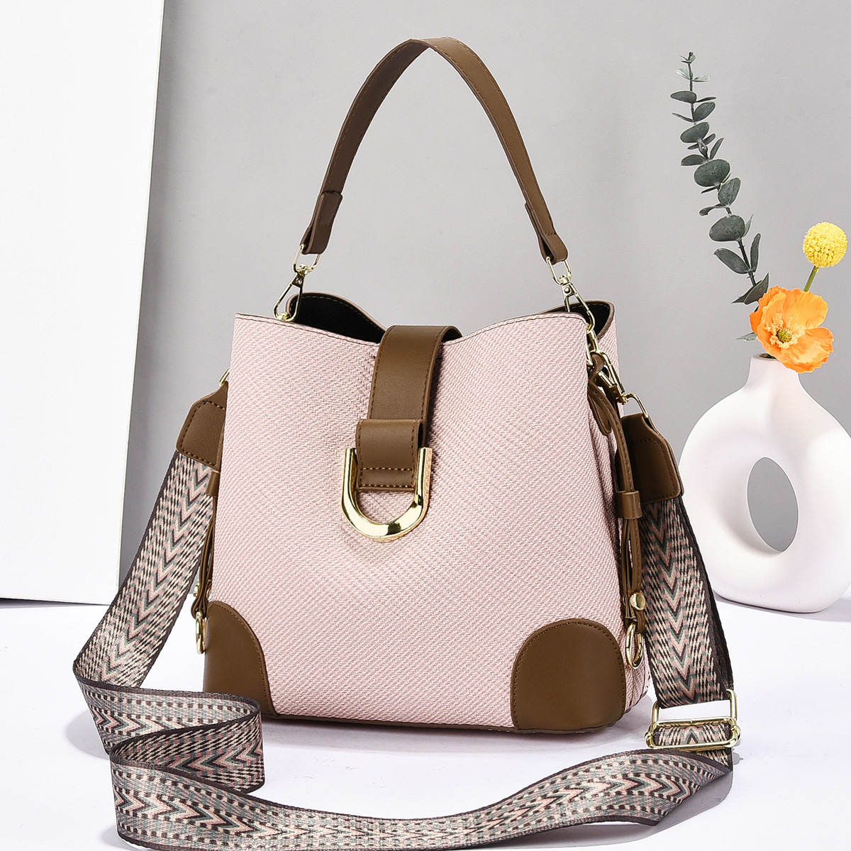 New large-capacity handbag, trendy and fashionable women's bag, middle-aged mother's bag, high-end and elegant, crossbody bucket bag, 2025 Application Scenario