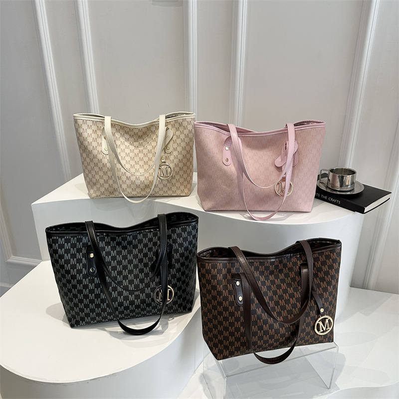 "Commuter Tote bag for Women 2025 New Spring Niche Fashion single-shoulder bag with large capacity handbag. Application Scenario