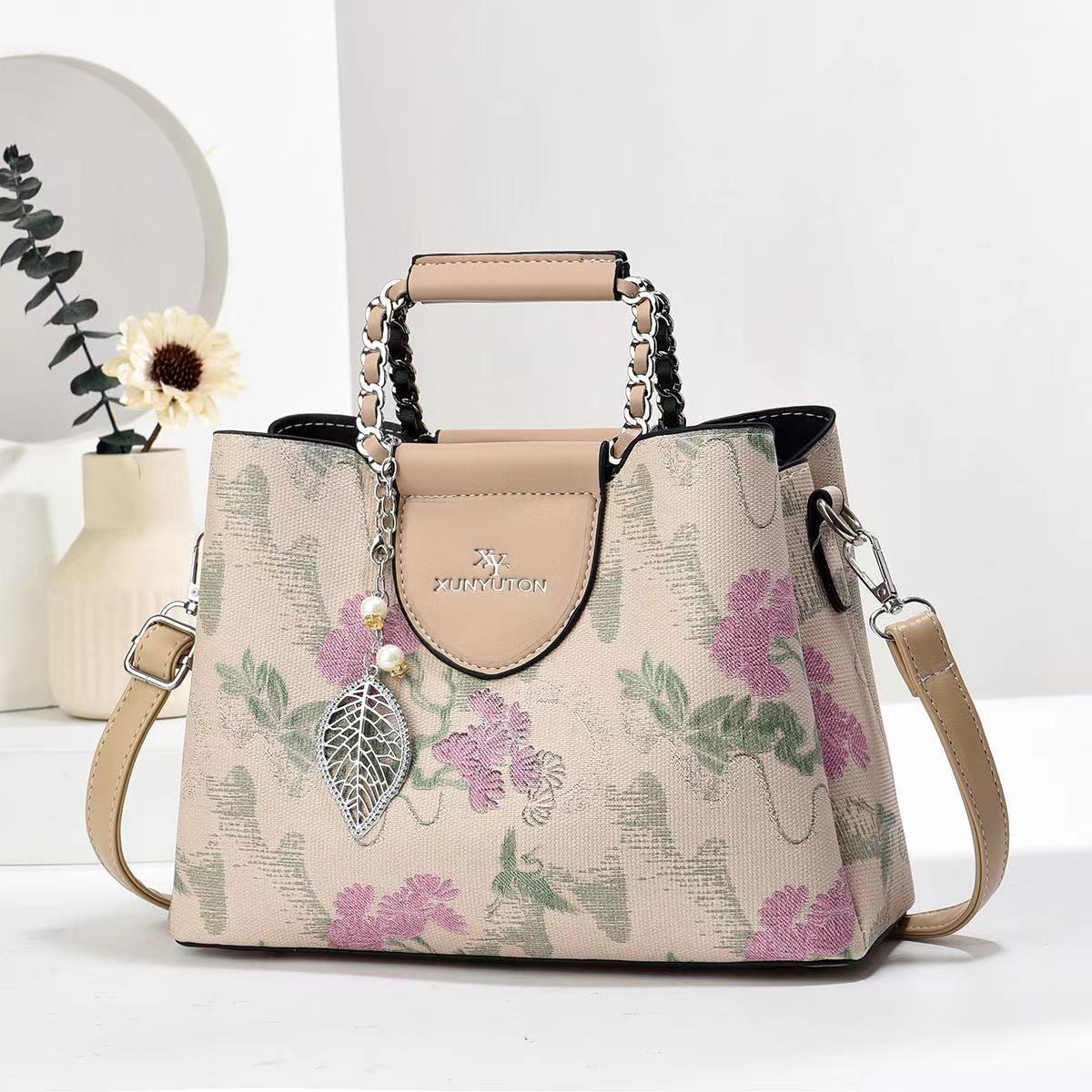 New Chinese-style embroidery mom bag, embroidered women's bag, fashionable hand-held women's bag, large-capacity single-shoulder crossbody bag, hand-held women Application Scenario