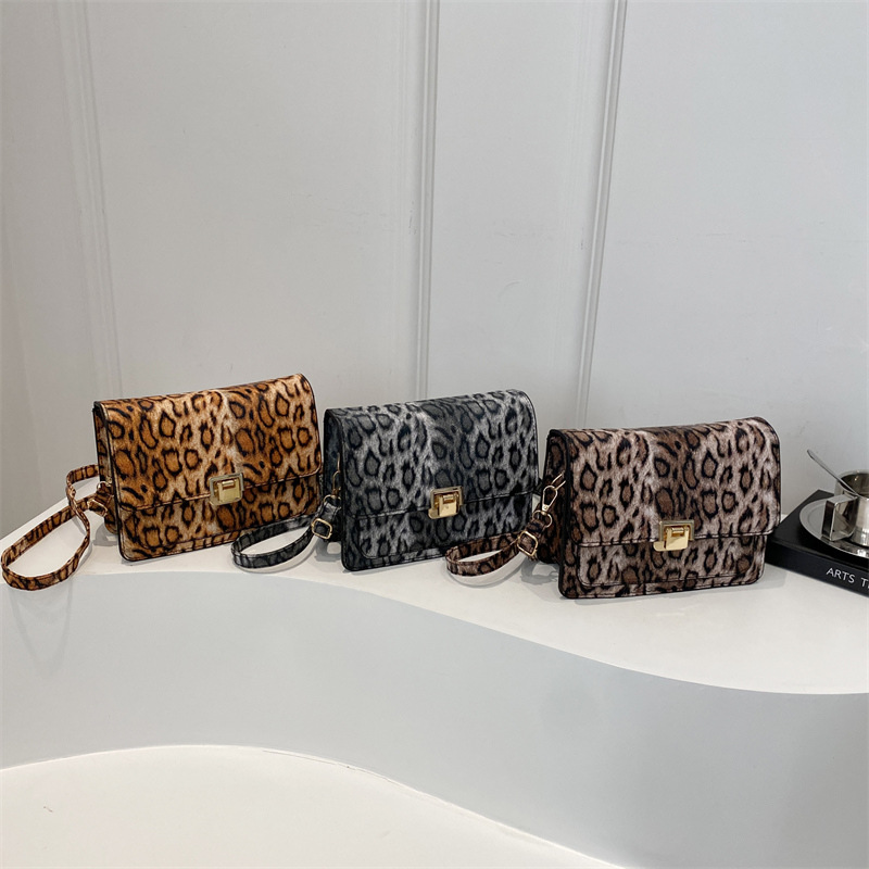 This stylish, unique and niche design is a trendy and simple single-shoulder crossbody small square handbag for commuting in 2024 Application Scenario