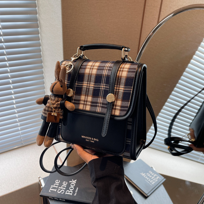 Retro color-blocking fashion student bag 2024 new trendy casual backpack, niche high-end quality versatile women's bag details Picture