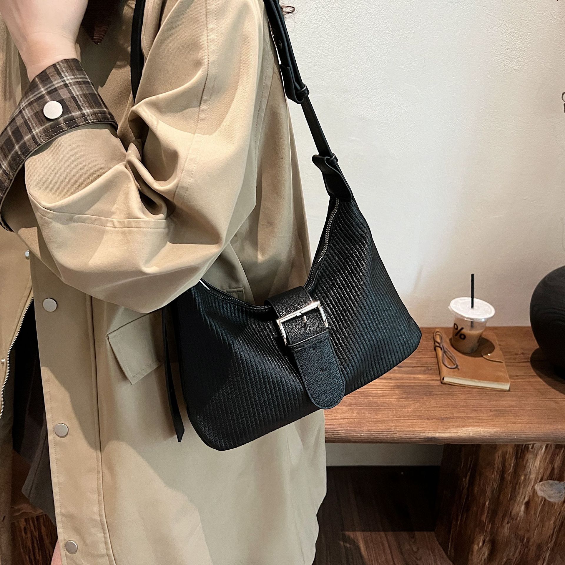 Retro and trendy underarm bag for women 2024 new style, fashionable, casual and versatile single-shoulder bag, Korean style, niche and high-end women's bag Application Scenario
