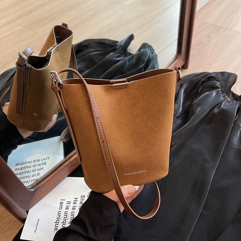 Korean retro bucket bag for women, 2024 new style simple and fashionable single-shoulder bag, high-end and versatile commuting crossbody bag details Picture