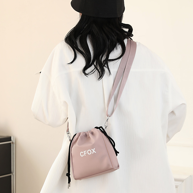 Colorful Fox's new women's shoulder bag, a Korean-style fashionable and trendy mobile phone bag, a versatile and simple crossbody bag Specification drawing