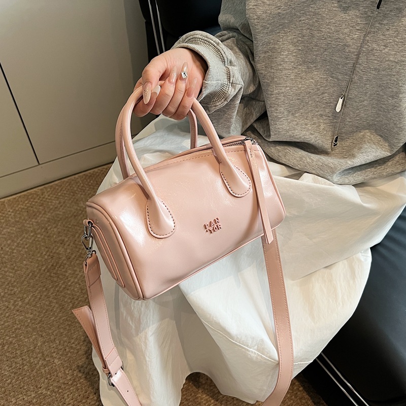 A niche fashion handbag for women, a 2025 new summer simple pillow bag, a versatile Boston crossbody bag Application Scenario