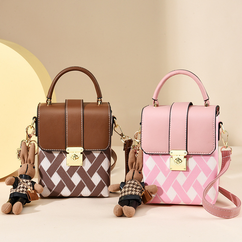 2023 new stylish Korean-style, simple and elegant, color-blocking single-shoulder crossbody women's bag, small square bag for export Application Scenario