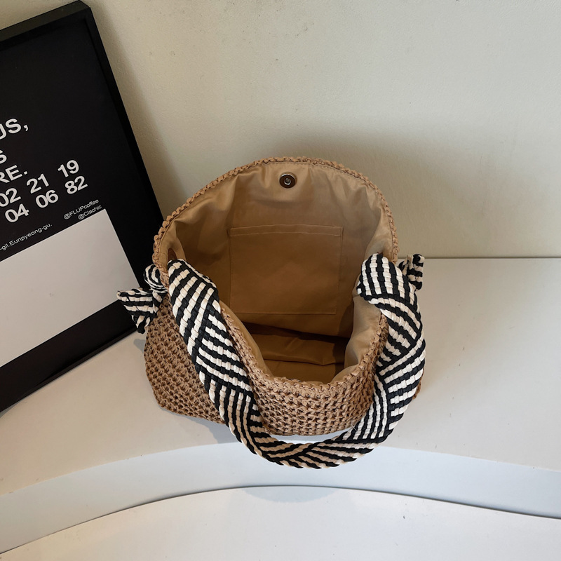 Cross-border summer single-shoulder underarm straw woven bag for women, new trendy woven single-shoulder tote bag, beach vacation bag Application Scenario