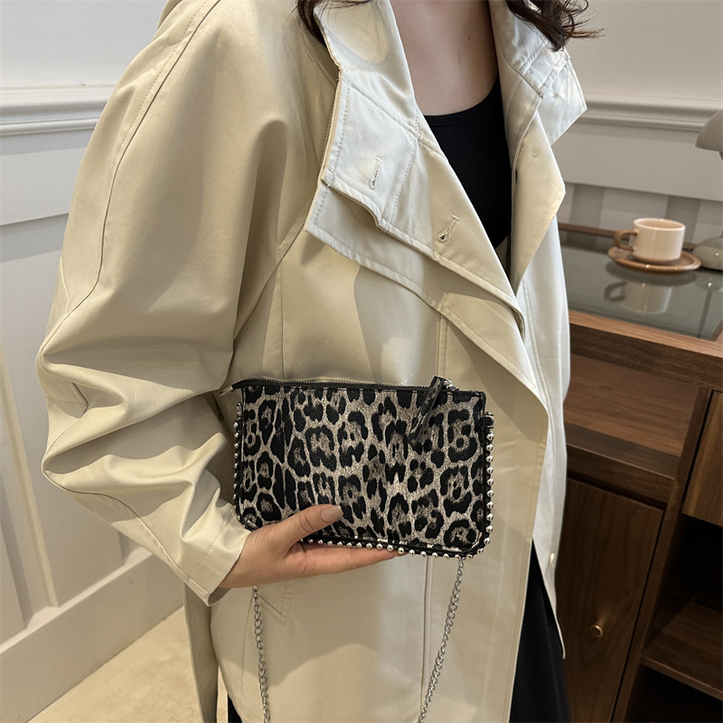 Cross-border fashion leopard print chain small square bag, unique and niche design sense, hot girl cool and stylish single-shoulder bag, crossbody bag details Picture