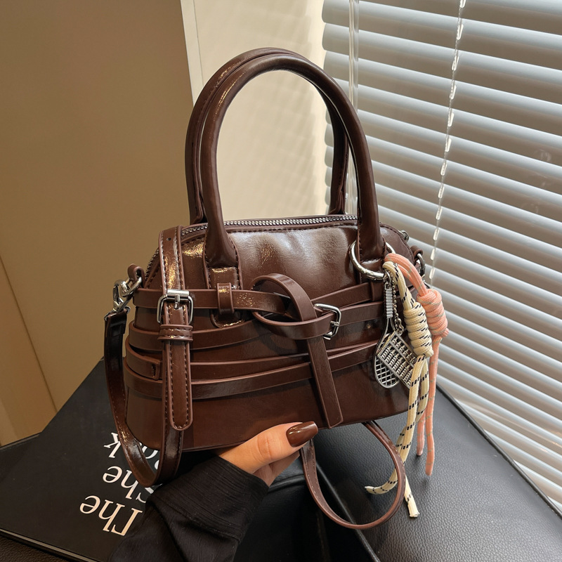 High-end, trendy and fashionable hand-held small square bag 2025 new style simple and versatile single-shoulder bag, trendy and casual crossbody bag full figure