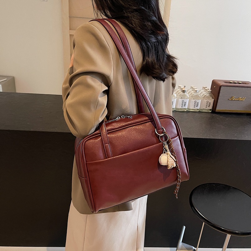 High-end, simple, versatile, fashionable and trendy single-shoulder bag for women 2024 new style, casual, retro, large-capacity small square bag Application Scenario
