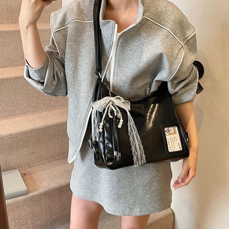 New Spring/Summer 2025 niche design, trendy and fashionable, Korean-style high-end single-shoulder bag, simple and versatile women's backpack Application Scenario