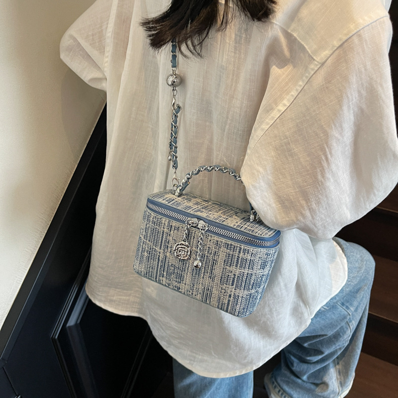 High-end texture handbag, versatile box bag, women's bag, stylish chain crossbody bag, trendy, casual and fashionable single-shoulder bag Application Scenario