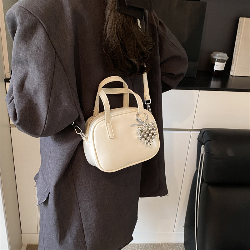 Cross-border trendy and stylish hand-held pillow bag for women, 2025 new Korean style fashionable single-shoulder bag, niche design crossbody bag Application Scenario