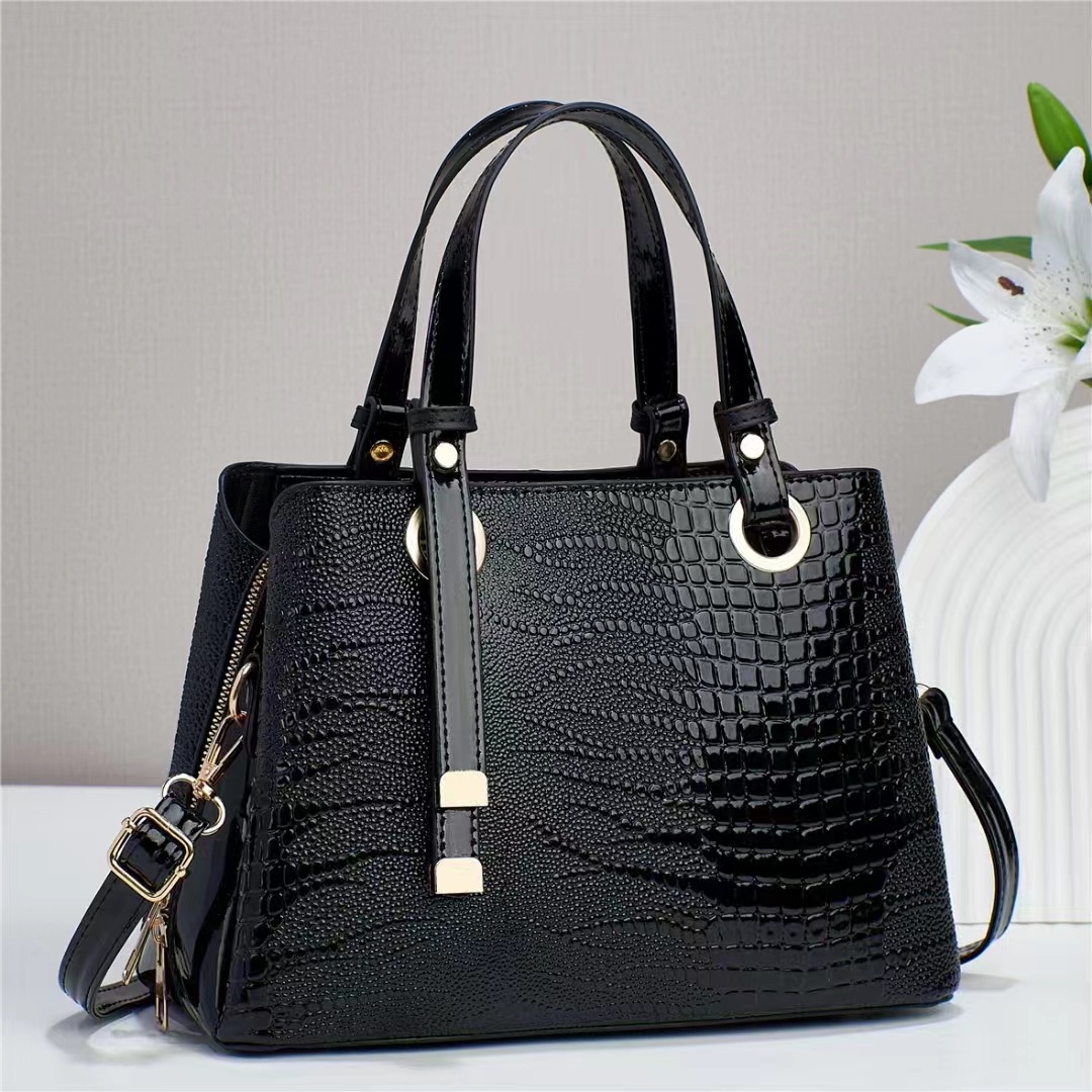 A stylish handbag with a large capacity for cross-border use, a new, trendy and elegant style. It is a crossbody commuter bag for middle-aged mothers and women full figure