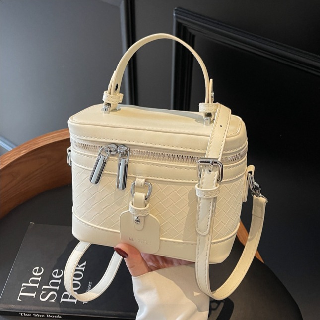 A niche design, fashionable hand-held box bag for women, a new retro single-shoulder bag with a high level of appearance, a casual crossbody bag full figure