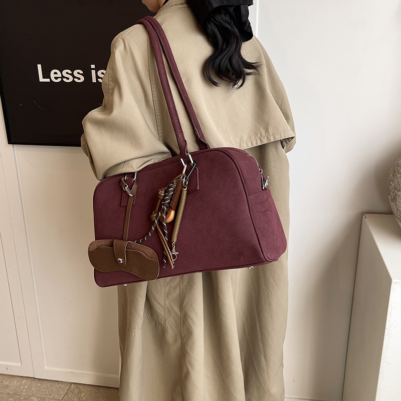 Retro matte large-capacity bag for women, 2025 new commuting trend, versatile single-shoulder handbag, Boston underarm bag Application Scenario