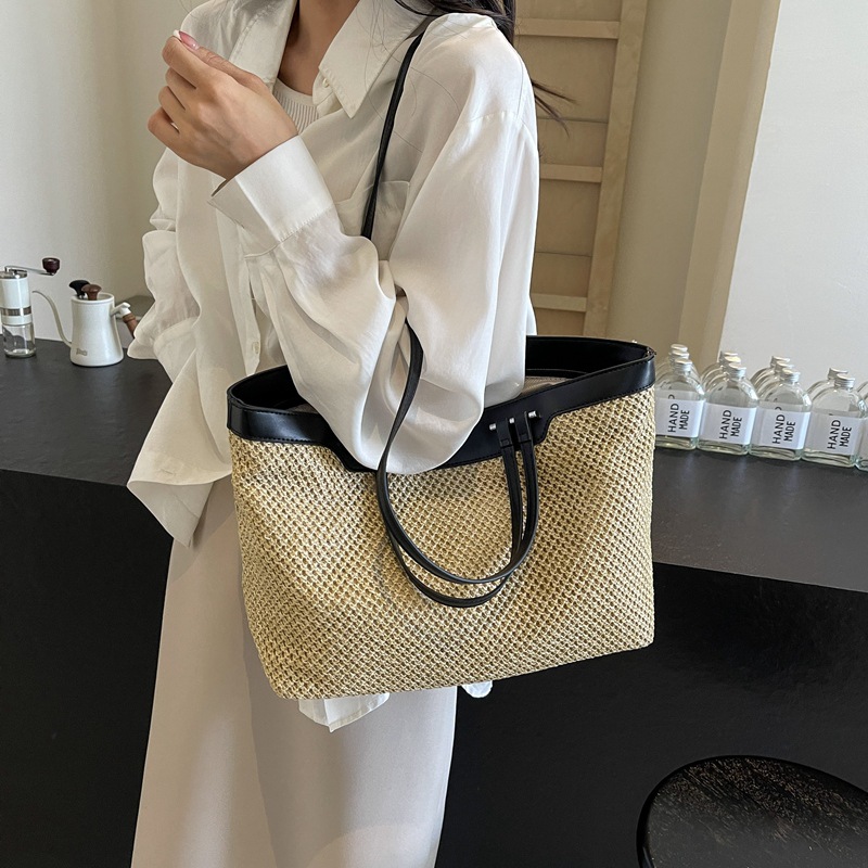 2025 Summer New fashion straw woven single-shoulder armpit bag, commuter casual tote bag, hand-held large-capacity bag for women Application Scenario
