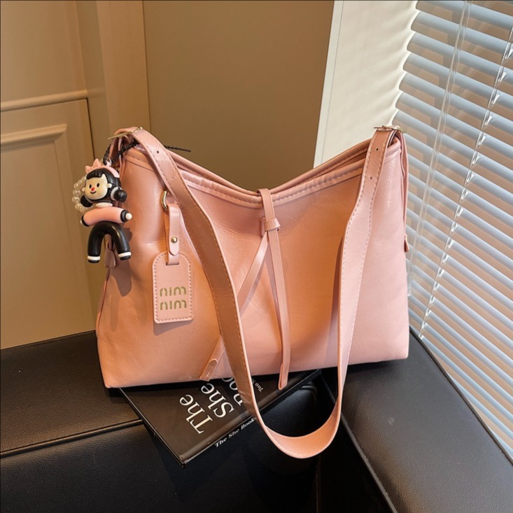 The 2025 new style of fashionable solid color large-capacity underarm bag for women, with a retro and high-end feel, is a niche commuting single-shoulder crossbody bag full figure