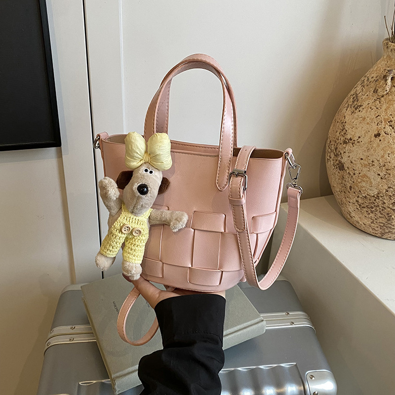 Korean-style elegant hand-held bucket bag, feminine texture and individuality, woven vegetable basket crossbody bag, fashionable and stylish single-shoulder bag full figure