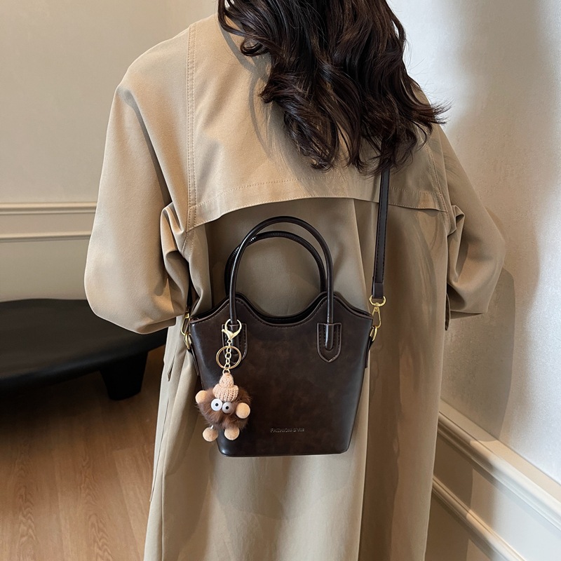 A high-end retro small bag for women, a new 2024 trendy and versatile crossbody bag, a fashionable and casual hand-held bucket bag under the armpits Application Scenario