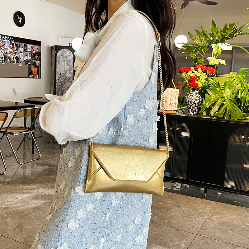 Crossbody bag, mobile phone bag for women, 2025 new style fashionable solid color envelope chain bag, versatile and simple single-shoulder mobile phone bag details Picture