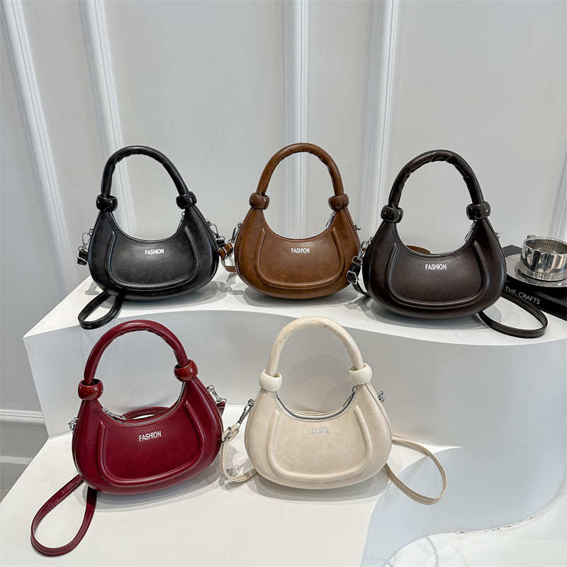 Niche design bags for women 2025 New trendy and versatile crossbody bag, women's commuter single-shoulder bag, women's hand-held crescent-shaped bag Application Scenario