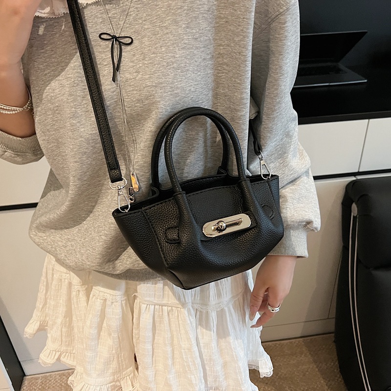 A new high-end and fashionable single-shoulder crossbody bag for women in 2025, featuring a niche cross-border design for commuting Application Scenario
