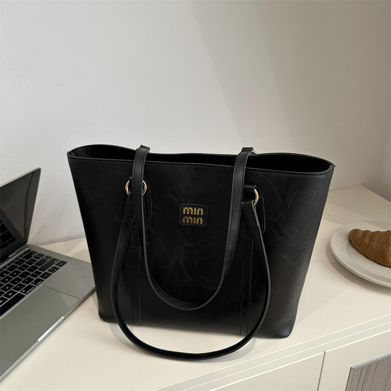 High-end practical tote bag, large-capacity single-shoulder commuter women's bag, new winter 2024 Korean version, versatile large bag full figure