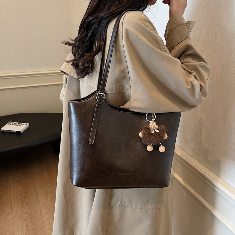 A high-end retro bag for women in 2024, a trendy and versatile shoulder bag with a large capacity and tote Application Scenario