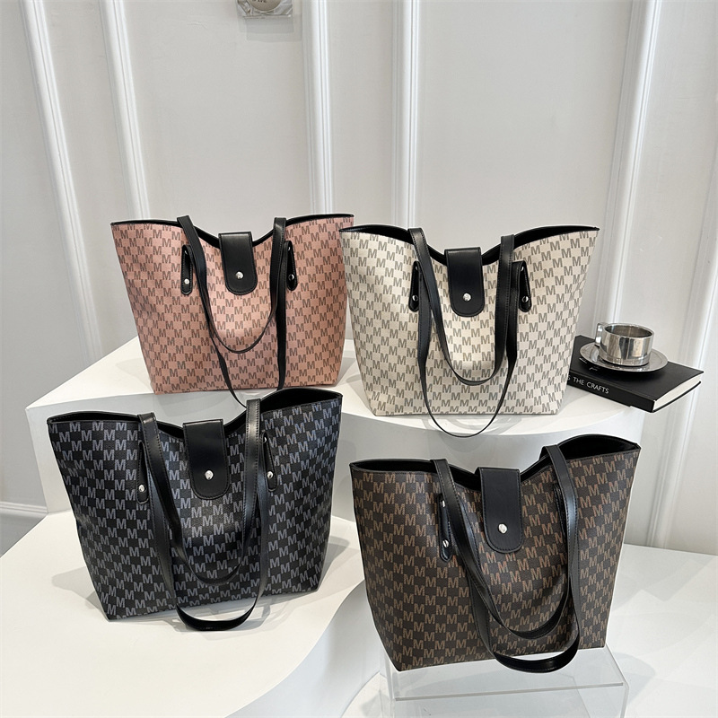 High-end Tote bag for women, 2025 new style, hand-held, retro, versatile and fashionable for commuting, large capacity tote bag for going out Application Scenario