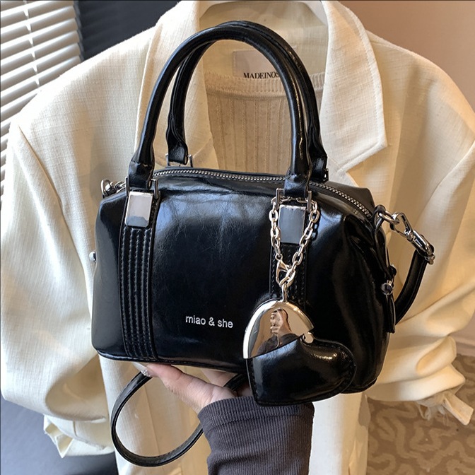 A high-end, elegant, niche, simple and fashionable handbag for women, a new 2025 casual and versatile single-shoulder crossbody pillow bag full figure
