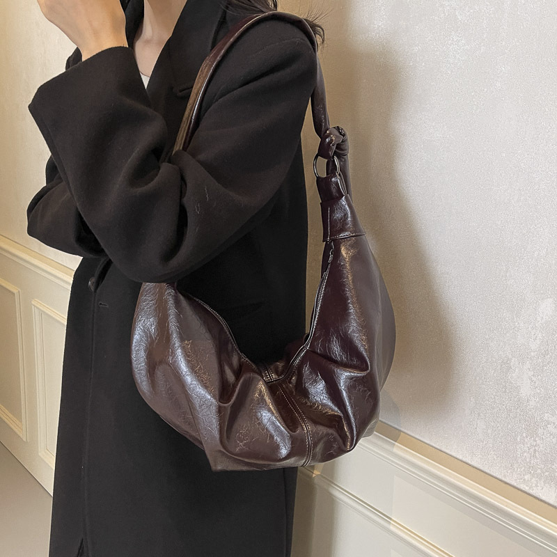 A niche design bag for women in 2024, a trendy and versatile single-shoulder underarm bag with a high-end and stylish look. It's a large crossbody bag Application Scenario