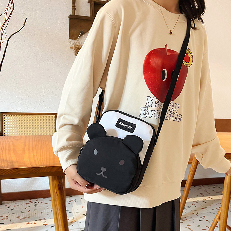 The new cute bear single-shoulder bag for the 2024 autumn and winter season, the large-capacity color-blocking crossbody bag for girls, is a cross-border trend details Picture