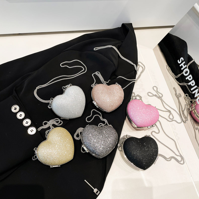 The 2025 summer new fashion chain crossbody bag, hand-held shoulder heart-shaped bag, diamond-encrusted metal, stylish crossbody bag Application Scenario