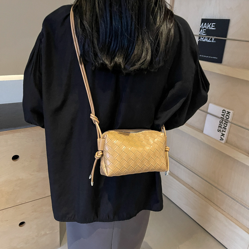 A new trendy, simple and versatile shoulder bag with a niche design sense, a woven bag, and a fashionable crossbody bag for women's shopping and commuting full figure