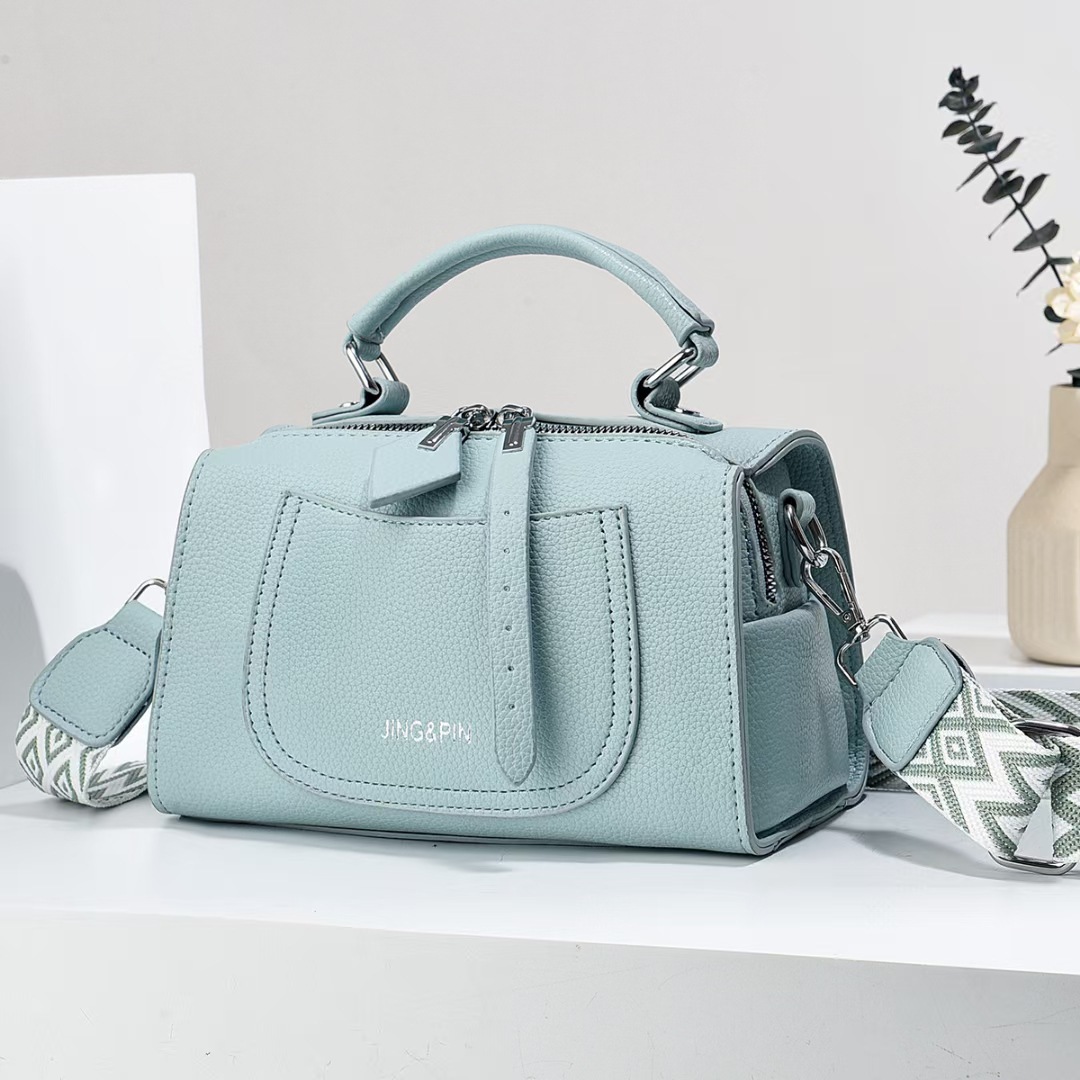 Wholesale of new solid-color women's bags for foreign trade in 2024, fashionable and trendy single-shoulder, crossbody, hand-held pillow small bags from the manufacturer full figure