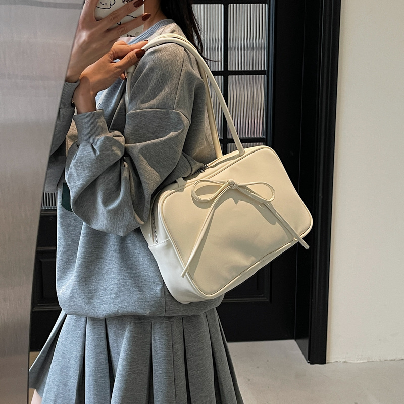 The new Boston bag of 2025, a niche design, is fashionable and versatile. It features a bow single-shoulder underarm bag, a baguette bag and a handbag details Picture