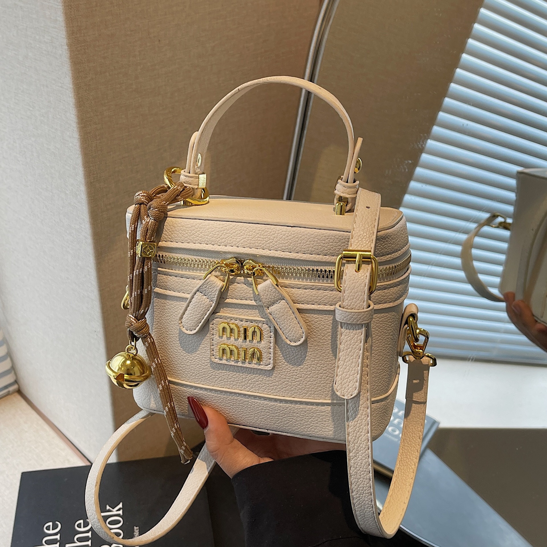 Cross-border high-end hand-held box small square bag for women 2025 New Korean style trendy and fashionable commuting single-shoulder crossbody bag full figure