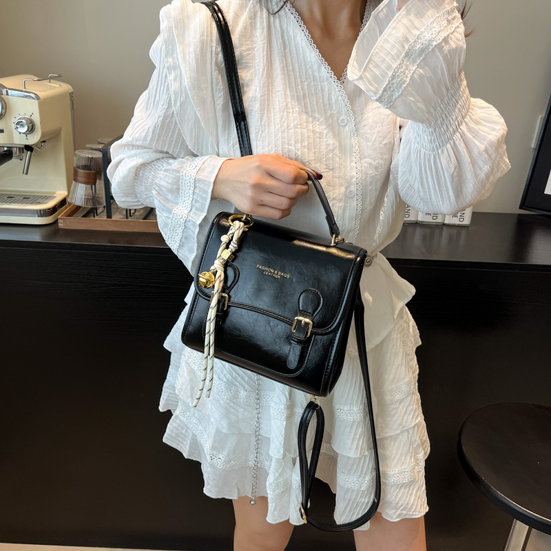 Retro college style patchwork versatile handbag for women 2025 new high-end texture fashionable and trendy Korean-style backpack details Picture